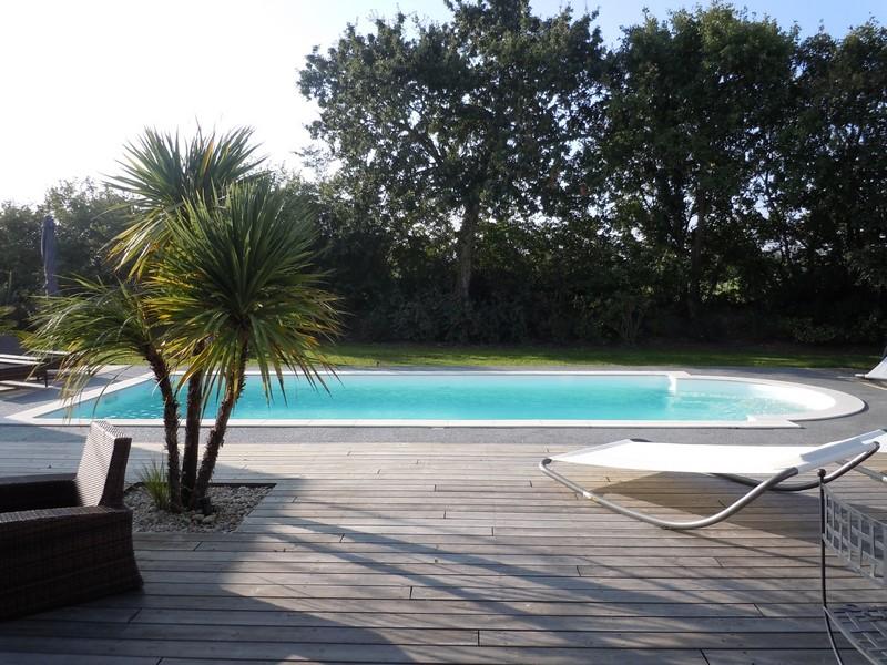 Magnifique piscine en polyester fabriquée en Vendée avec ses larges dimensions de 9 mètres 50 par 3 mètres 80 à fond plat elle est idéale pour les familles nombreuses ou pour la natation.