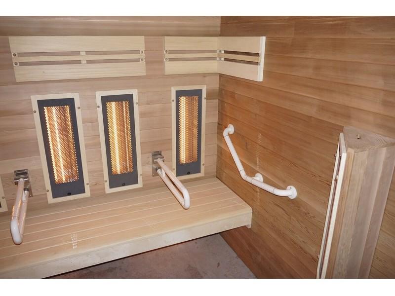 sauna avec barres de maintien