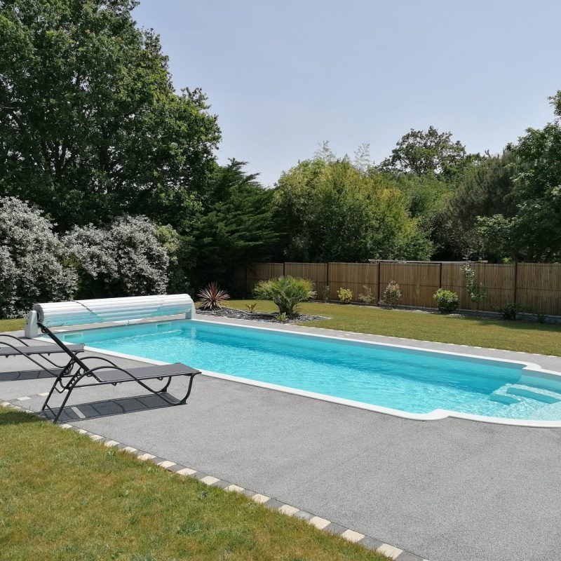 Piscine permis de construire : confiez votre projet à un pisciniste expert et fabricant à la Sauzaie avec Cap Piscines