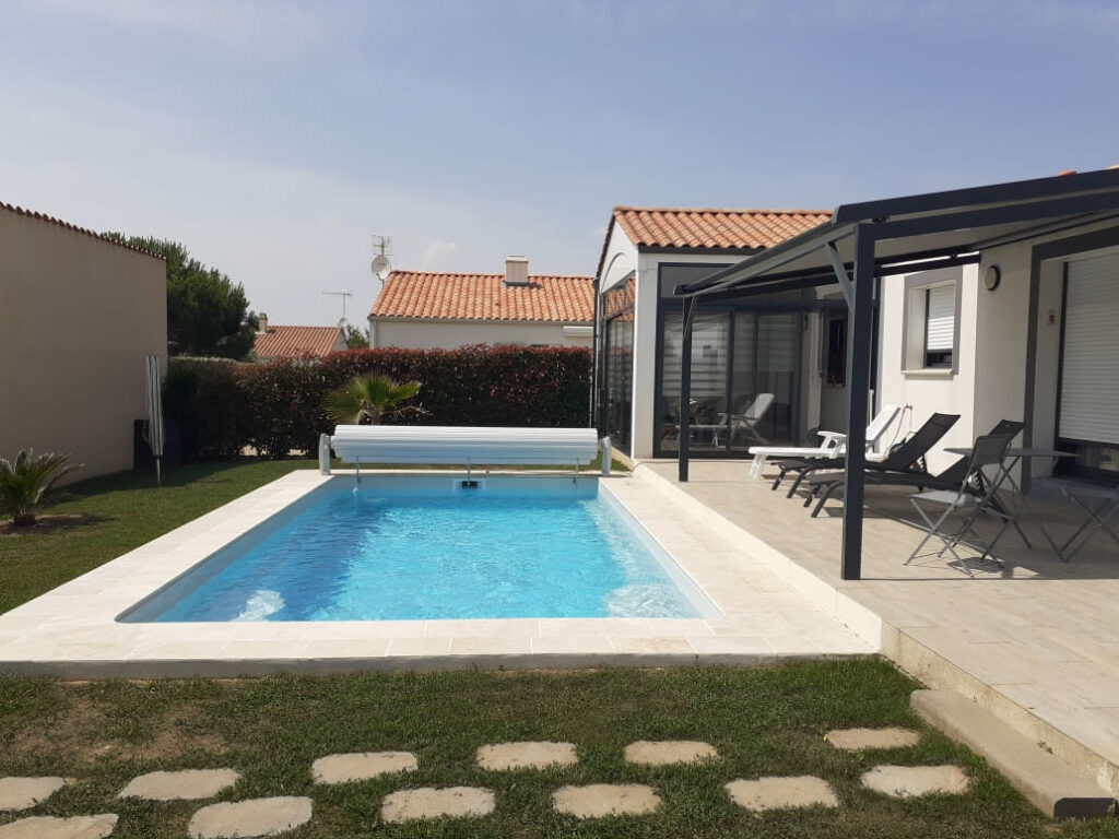 piscine coque angles clouzeau installation piscine noirmoutier avec LA VILLA PISCINE, distributeur de piscines cap piscines, 100% française