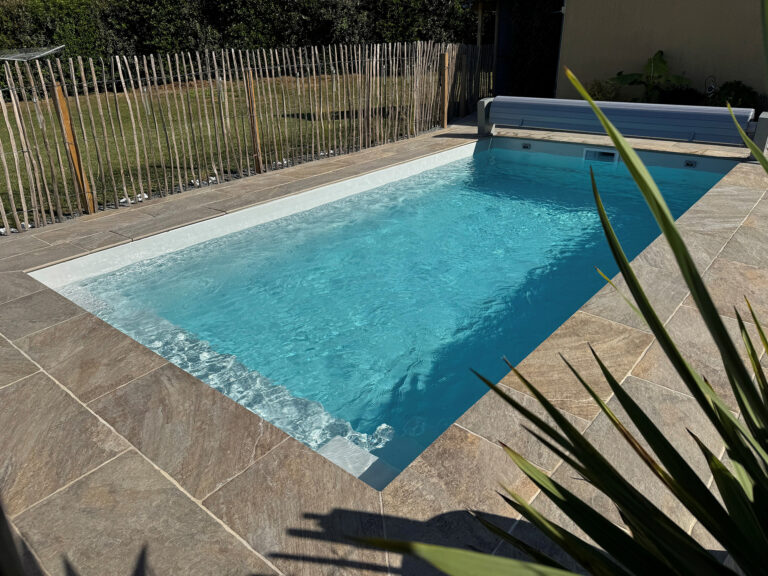 Piscine coque à  Châlons-du-Maine (53)