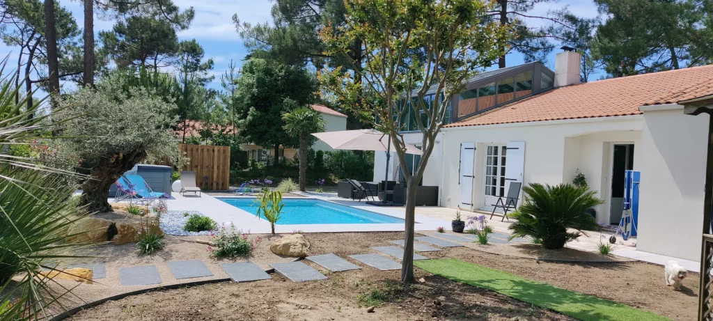 Piscine coque à Saint-Jean-de-Monts : projet d’aménagement extérieur signé Cap Piscines