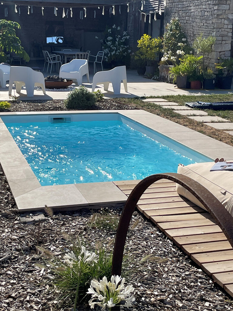 Faites-vous accompagner par un pisciniste dans votre projet complet avec Cap Piscines, pour l'installation d'une piscine coque chez vous. 100% française.
